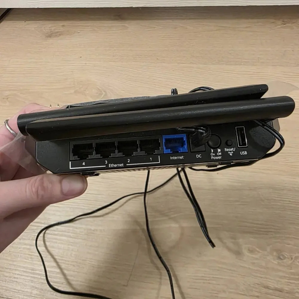 NETGEAR Nighthawk Ac1200 Dual Band WiFi Router Model R6120 - Picture 5 of 5